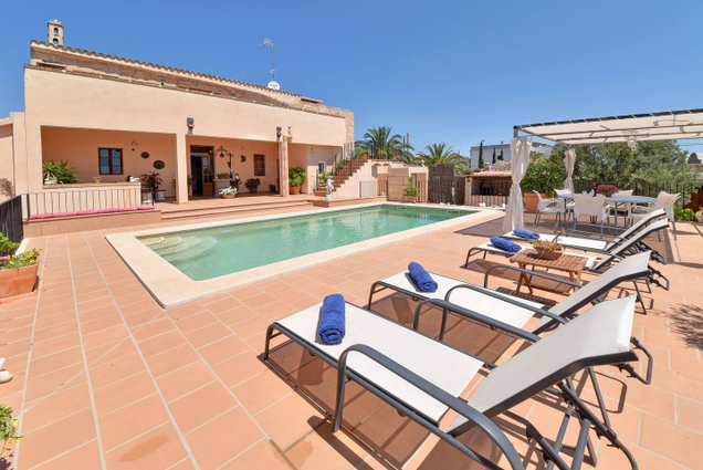 This 6 bedroom, 11 bed home costs €200 a night in early November